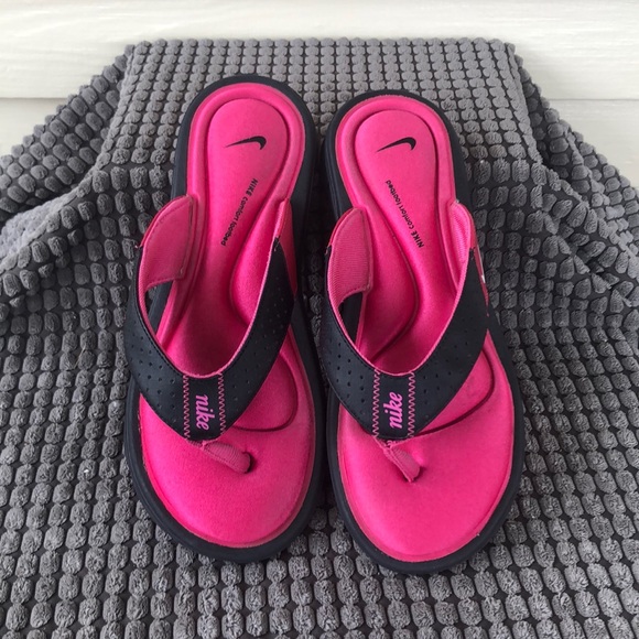 pink nike flip flops